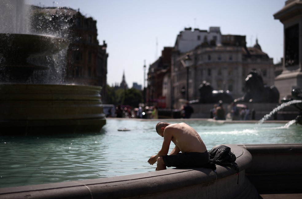 Homem tenta se refrescar em fonte na cidade de Londres, na Inglaterra — Foto: Henry Nicholls/REUTERS