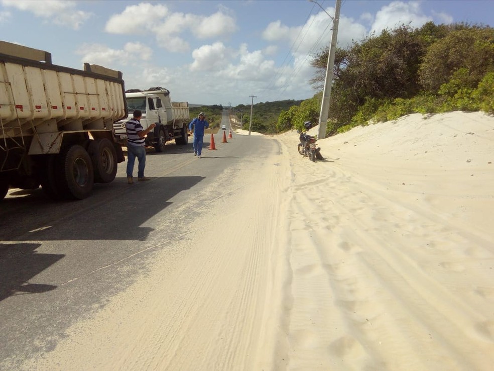 Prefeitura de Extremoz afirma que faz trabalho paliativo para tirar areia de dunas em rodovia estadual no litoral do RN — Foto: Divulgação