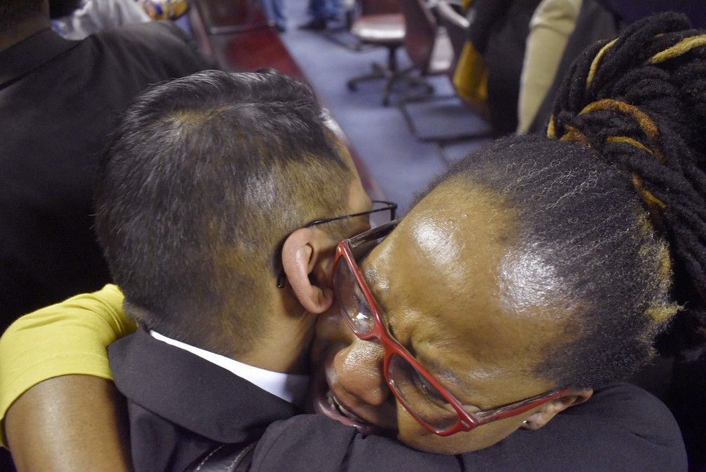 Ativistas pelos direitos LGBT comemoram decisão da Suprema Corte em Gaborone, Botsuana, no dia 11 de junho — Foto: Associated Press