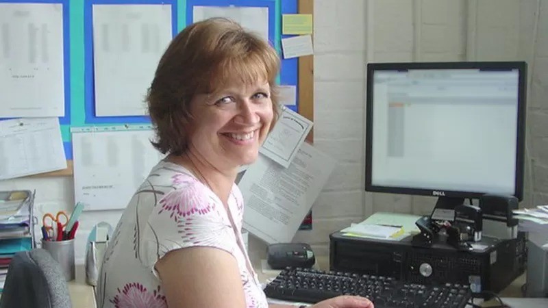 Diane Stewart trabalhava em escolas do ensino básico na Inglaterra (Foto: CONTRIBUTED via BBC)
