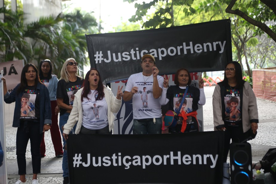 Pessoas pedem justiça por Henry Borel antes de novo interrogatório do ex-vereador Dr. Jairinho,