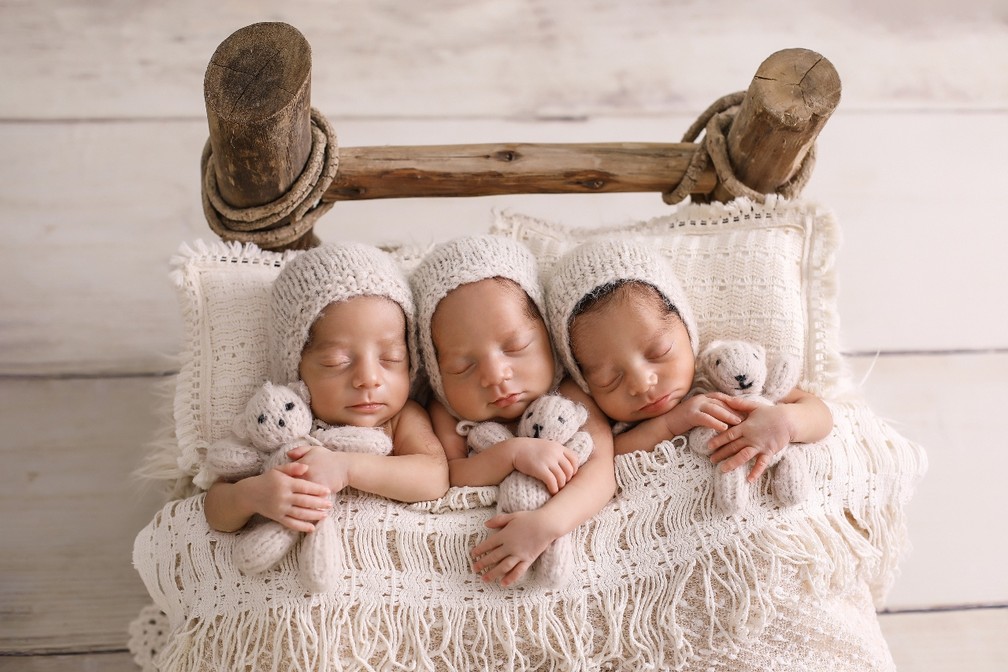 Trigêmeos em cama com ursinhos de pelúcia — Foto: DS Fotos/Divulgação