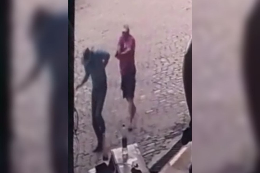 Policial militar atira contra homem após discussão em posto de gasolina, em Fortaleza. — Foto: Câmera de segurança