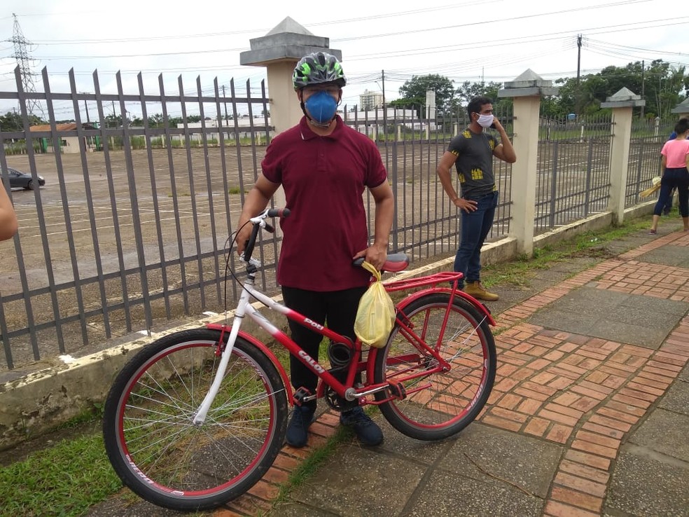 Athos Andrade, 34 anos, preferiu ir de bicicleta fazer a prova do Enem  — Foto: Alcinete Gadelha/g1 