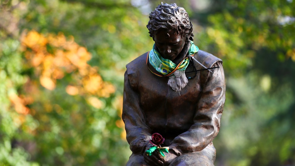 Detalhe da estátua de Ayrton Senna colocada na parte interna da Tamburello no circuito de Imola — Foto: Dan Istitene/Formula 1 via Getty Images