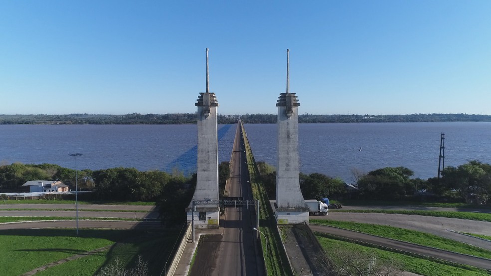 Ponte sobre o Rio Uruguai, entre Uruguaiana e Paso de los Libres, na Argentina — Foto: Reprodução/RBS TV