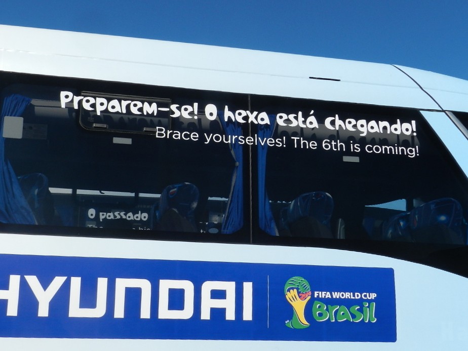 Frases no ônibus da seleção brasileira em Copa do Mundo