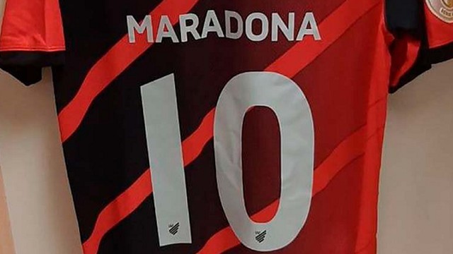 Lucho González fez homenagem a Maradona