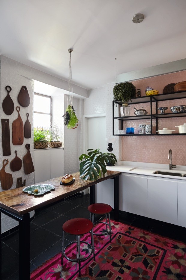 O apartamento de Marcelo Rosenbaum: repleto de verde e brasilidade (Foto: Ilana Bessler)