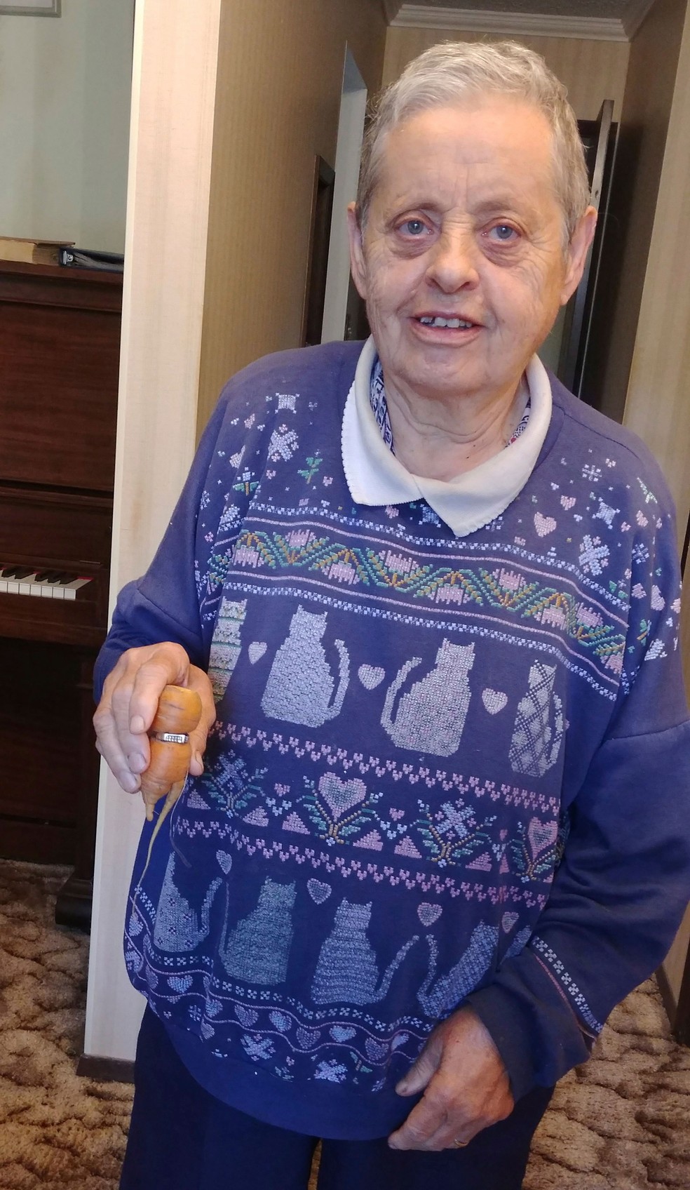 Mary Grams segura a cenoura com o anel (Foto: Iva Harberg/The Canadian Press via AP)