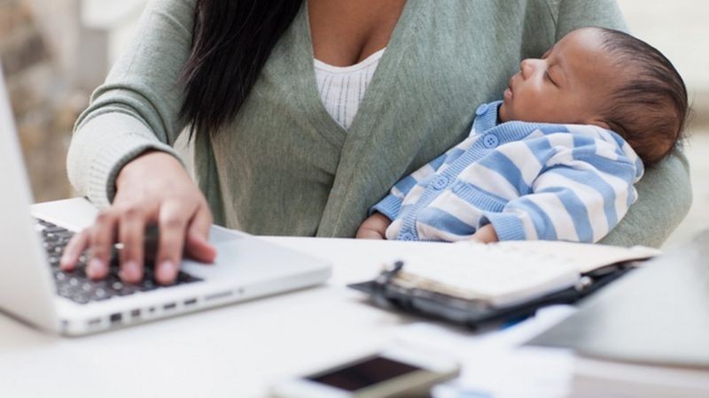 Salário médio da mulher decresce, na média, à medida que ela tem mais filhos, sinalizando uma estagnação profissional (Foto: Getty Images via BBC News)