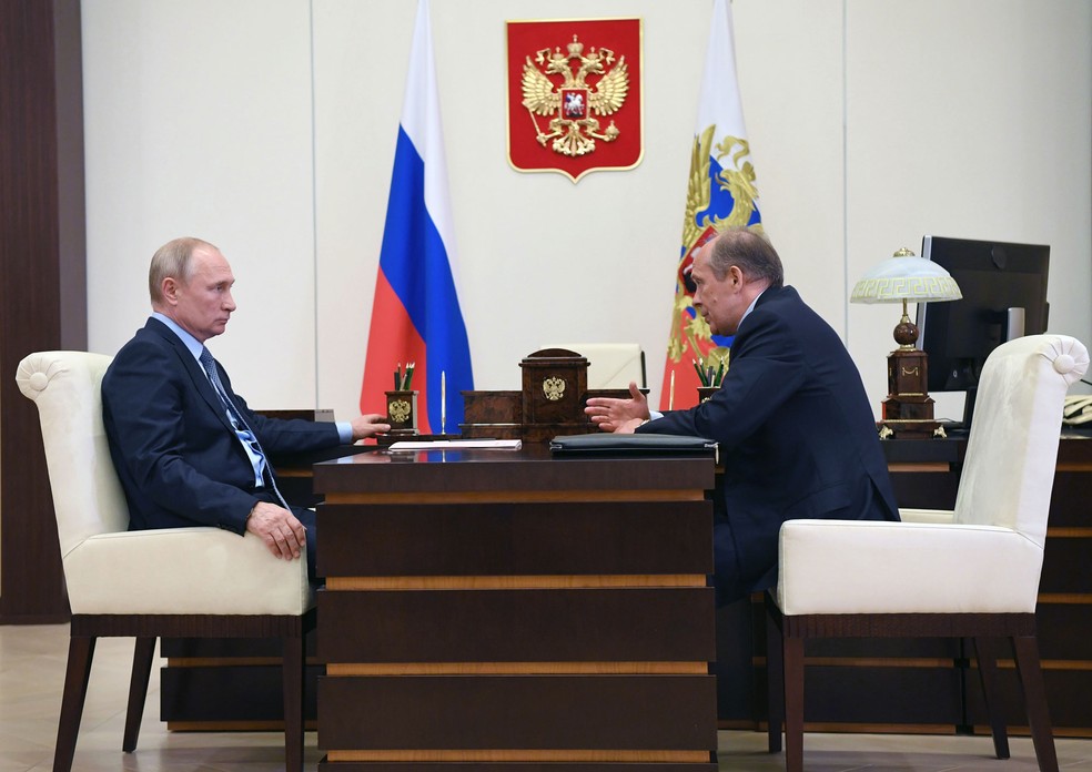 Presidente russo, Vladimir Putin, se encontra com Alexander Bortnikov, chefe da agência de inteligência russa FSB  — Foto: Alexey Nikolsky / Sputnik / AFP