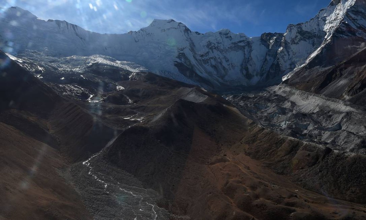 Geleira na região do Everest, no Nepal, no distrito de Solukhumbu, a 140 km a nordeste de Katmandu. As montanhas devem perder uma parcela significativa de sua cobertura de neve, com impactos significativos na agricultura, no turismo e no suprimento de energia — Foto: PRAKASH MATHEMA / AFP