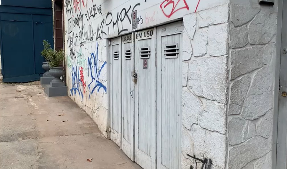 Portão tem alerta de "garagem em uso" — Foto: Redes Sociais / Reprodução
