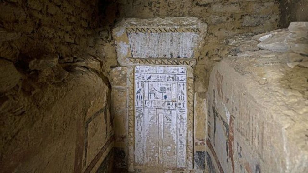 Uma das quatro tumbas recém-descobertas no sítio arqueológico de Saqqara, ao sul do Cairo — Foto: Getty Images via BBC