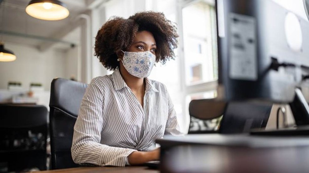 A atenção à circulação do ar se torna ainda mais importante conforme voltam as atividades em escritórios e escolas — Foto: Getty Images via BBC