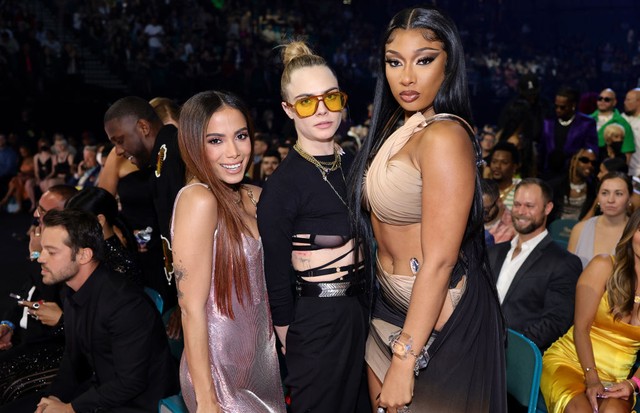 LAS VEGAS, NEVADA - MAY 15: (L-R) Anitta, Cara Delevingne and Megan Thee Stallion attend the 2022 Billboard Music Awards at MGM Grand Garden Arena on May 15, 2022 in Las Vegas, Nevada. (Photo by Matt Winkelmeyer/Getty Images for MRC) (Foto: Getty Images for MRC)