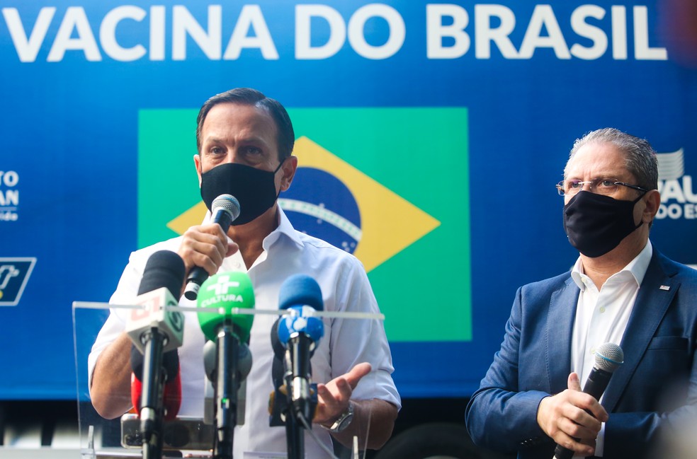 O governador do estado de São Paulo, João Dória, junto ao secretário de Saúde, Dr Jean Gorinchteyn acompanhou no Instituto Butantan na zona oeste da capital Paulista a liberação mais lotes das doses da vacina Coronavac ao Plano Nacional de Imunização — Foto: MARCELO D. SANTS/FRAMEPHOTO/ESTADÃO CONTEÚDO