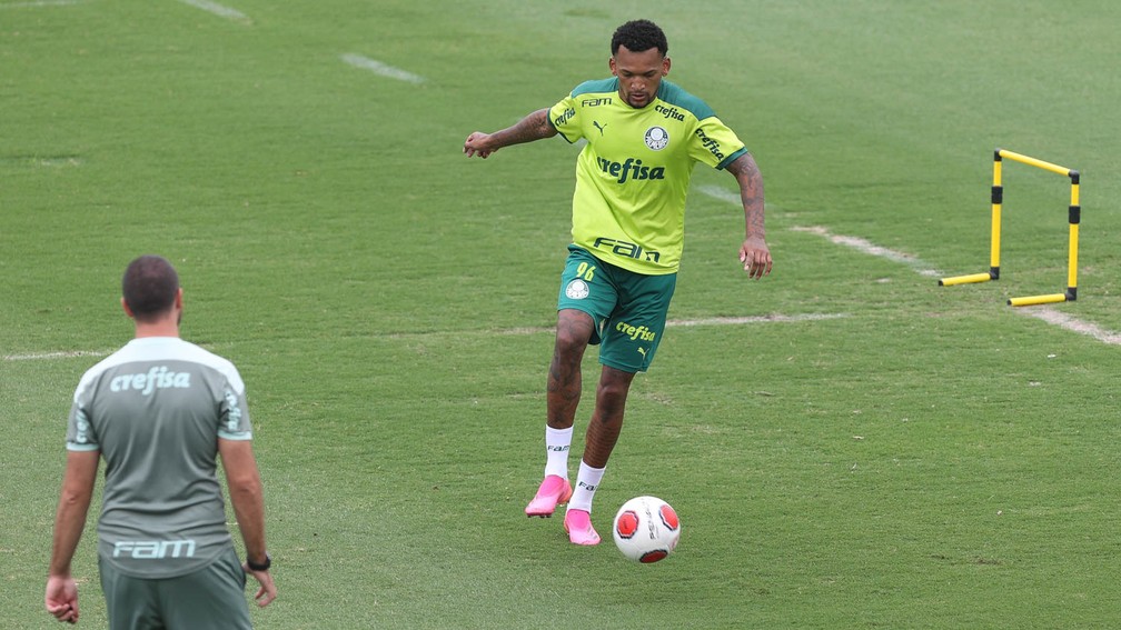 Jailson conquista Abel e Palmeiras inicia negociação para renovar contrato do volante