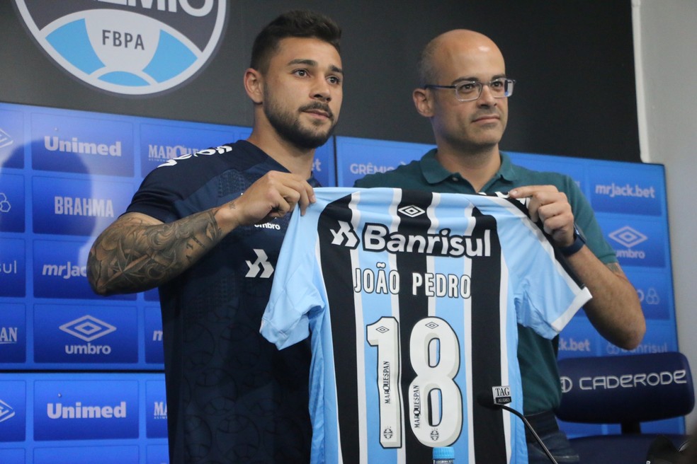 Lateral-direito João Pedro utilizará a camisa 18 no Grêmio — Foto: João Victor Teixeira