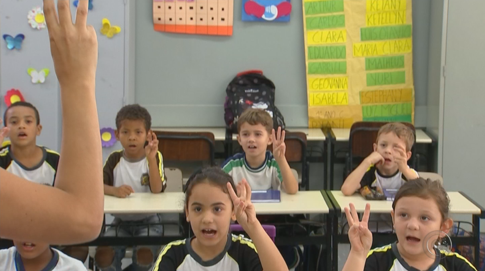 Escola Santo Sena, em Olímpia (SP), incentiva aulas de Libras para inclusão de alunos com deficiência auditiva (Foto: Reprodução/TV TEM)