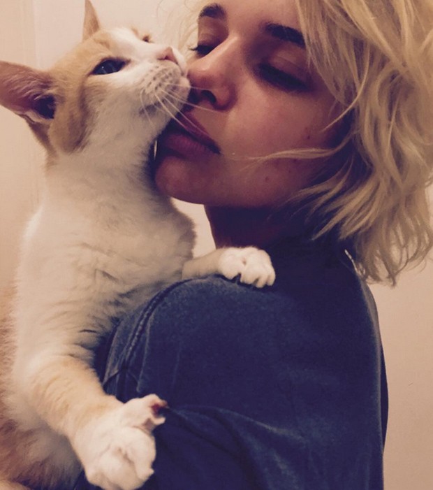 Bruna Linzmeyer compartilha momento fofo com gato (Foto: Reprodução Instagram)