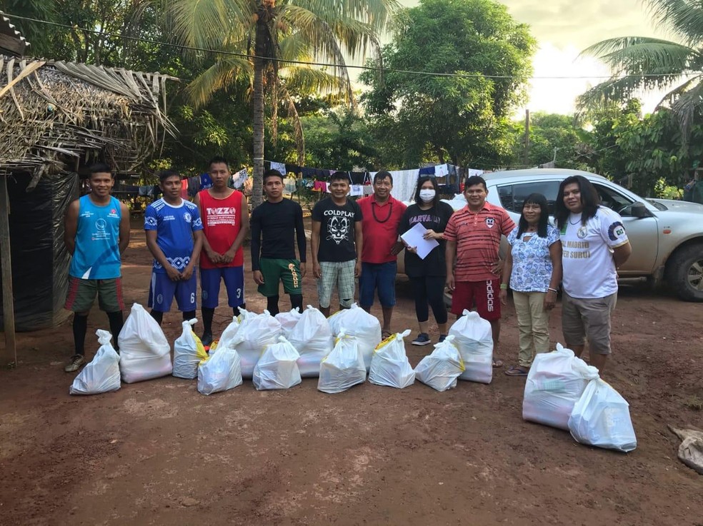 Indígenas de Rondônia recebendo doações durante pandemia do novo coronavírus — Foto: Kanindé/Reprodução