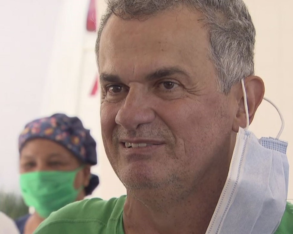 Ex-craque deixou a unidade de saúde nesta sexta-feira (28) — Foto: Reprodução/TV Tribuna