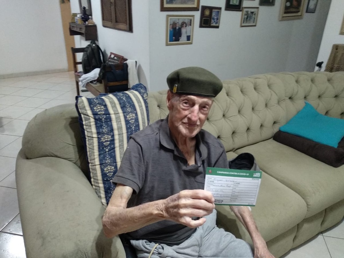 Ex-combatente da 2ª Guerra Mundial é vacinado contra a Covid-19 na Grande SP, aos 99 anos
