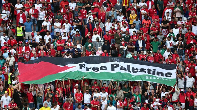 "Palestina Livre": Torcedores da Tunísia mostram bandeira da Palestina durante jogo com a Austrália na Copa