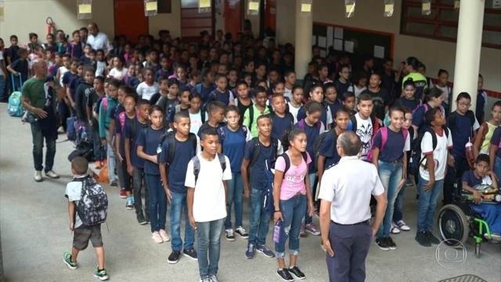Alunos fazem fila na entrada de escola militarizada no DF — Foto: Fantástico/ reprodução