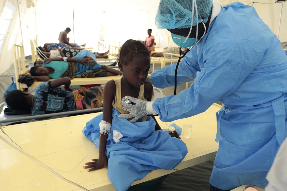 Criança recebe tratamento para cólera em centro da OMS, na cidade de Beira, em Moçambique — Foto: Tsvangirayi Mukwazhi/AP 