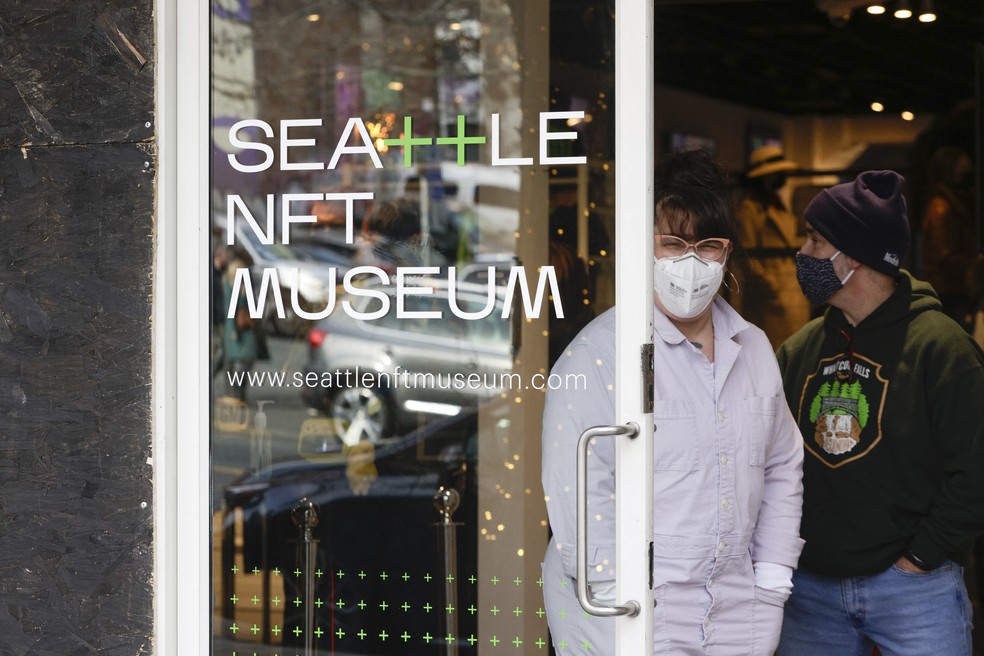 Visitantes no museu de NFTs em Seattle, nos Estados Unidos, no dia 29 de janeiro de 2022 — Foto: Jason Redmond/AFP
