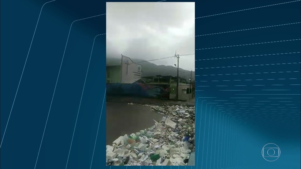 Lixo no Rio Sarapuí, um dos principais da Baixada Fluminense (Foto: Reprodução/ TV Globo)