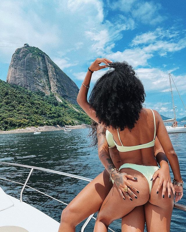 Em barco, Ludmilla e Brunna Gonçalves fazem clique ousado (Foto: Reprodução/Instagram)