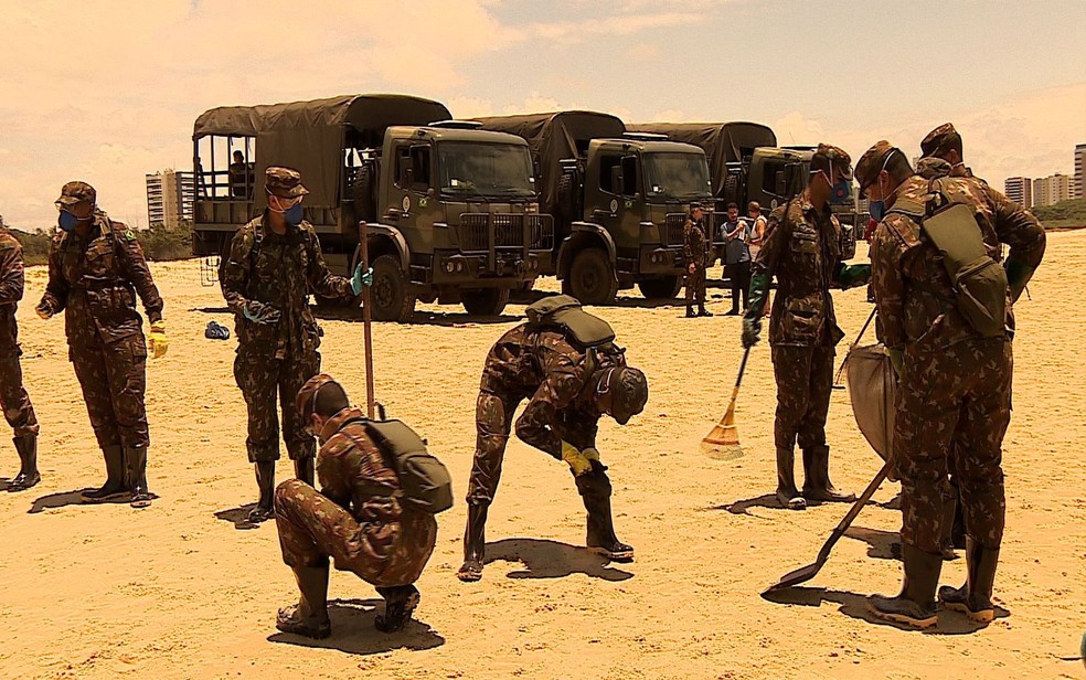 Soldados do Exército fazendo a retiradas das manchas de óleo nas praias de Sergipe — Foto:  Jorge Luiz/TV Sergipe/Arquivo