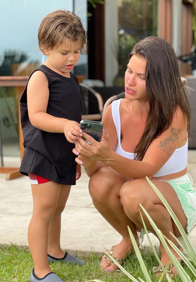 Andressa Suita Curte Dia De Calor Com Os Filhos Na Piscina E Em Casa Vogue Celebridade