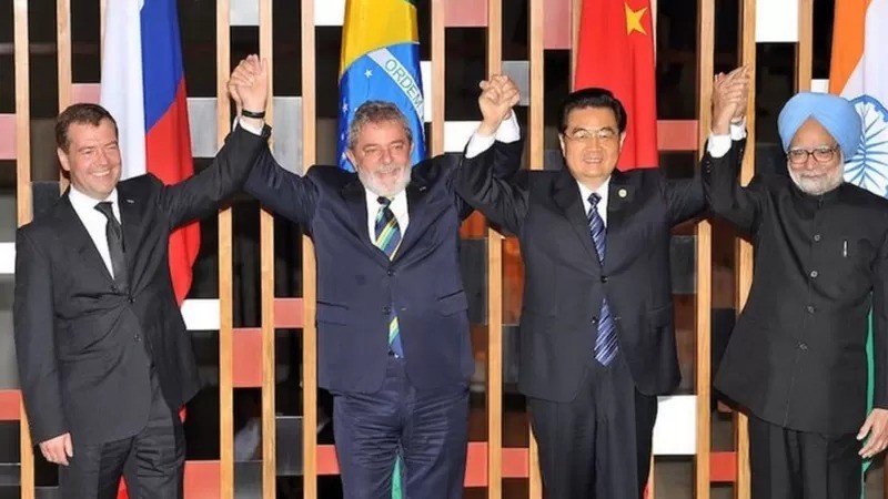 Lula em 2009 com líderes dos BRICS, bloco então formado por Brasil, Rússia, Índia e China, que ganharia em 2011 a adesão da África do Sul (Foto: INSTITUTO LULA via BBC)