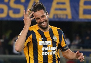 Luca Toni comemora gol pelo Hellas Verona (Foto: EFE/EPA/FILIPPO VENEZIA)