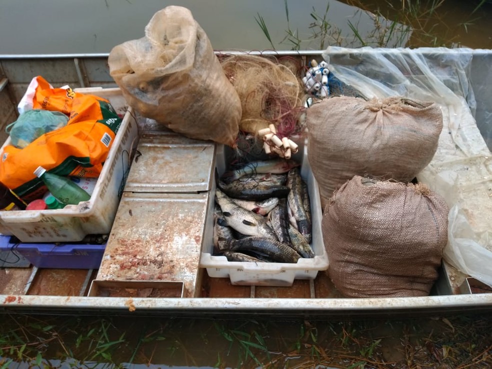 Pol&iacute;cia Ambiental apreendeu materiais usados em pesca predat&oacute;ria em Sorocaba (SP) &mdash; Foto: Divulga&ccedil;&atilde;o/Pol&iacute;cia Ambiental