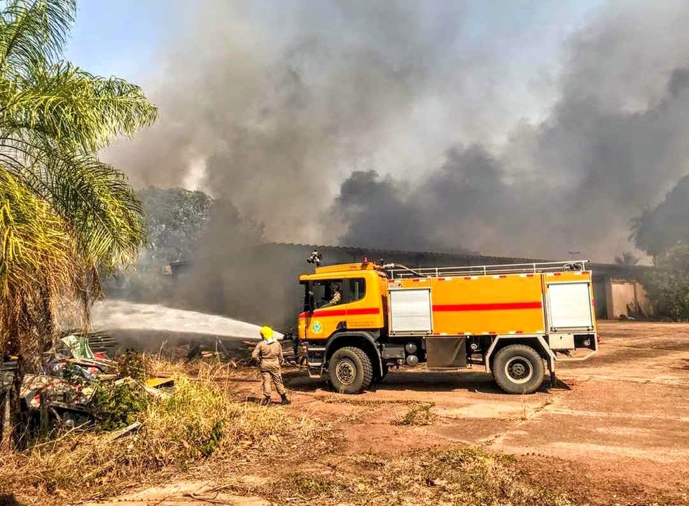 Incêndio de grande proporção destruiu vegetação em Cáceres (MT) — Foto: Corpo de Bombeiros