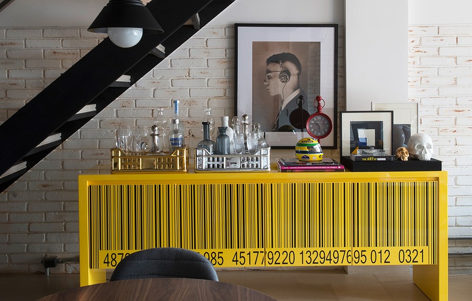 Neste projeto do escritório Triplex Arquitetura (triplexarquitetura.com.br), o destaque fica com o buffet amarelo Rorix, do designer Arbel Reshef, adquirido na Marché Art De Vie (marcheartdevie.com.br)