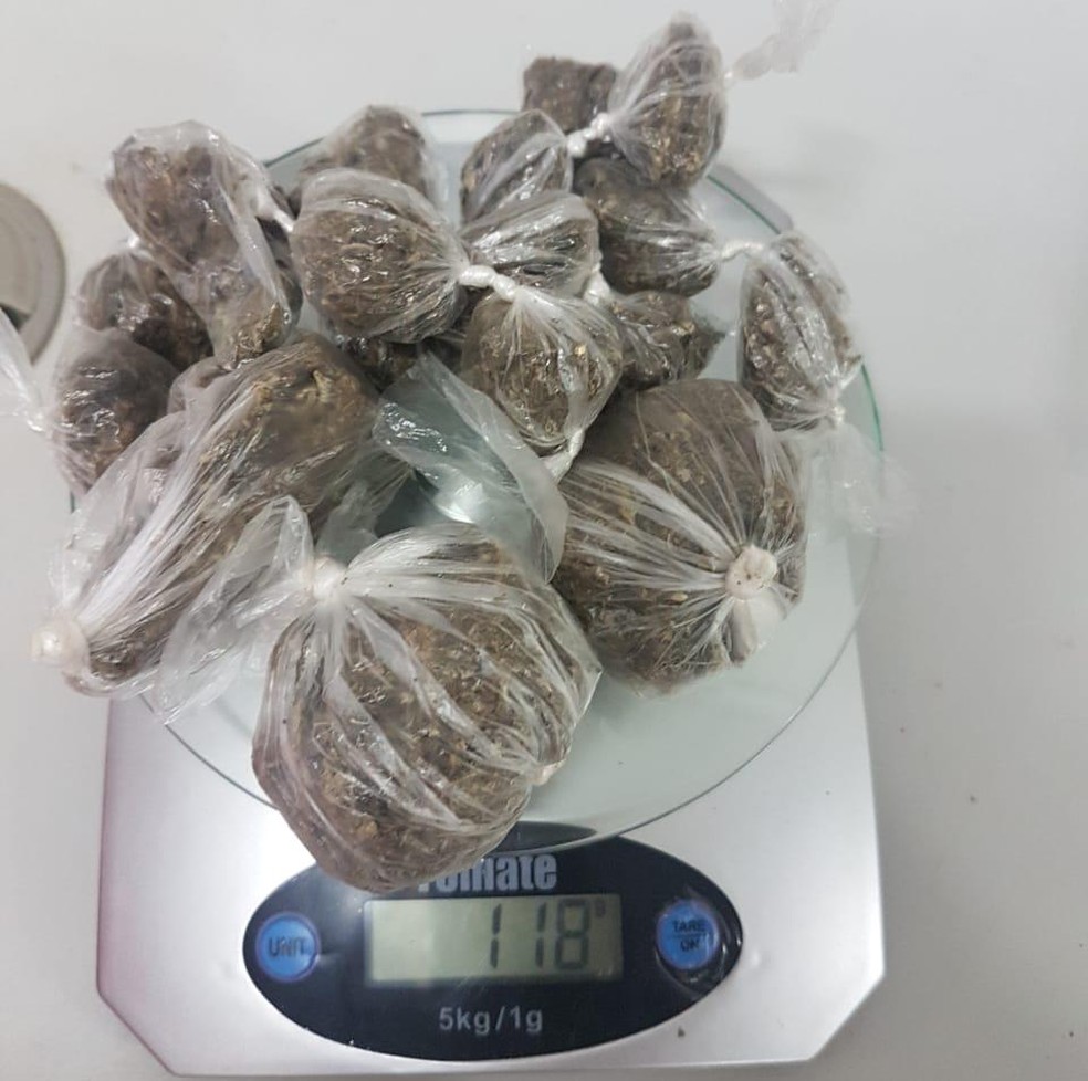 Porções de maconha pesaram mais de 100 gramas — Foto: Cedida/Polícia Militar