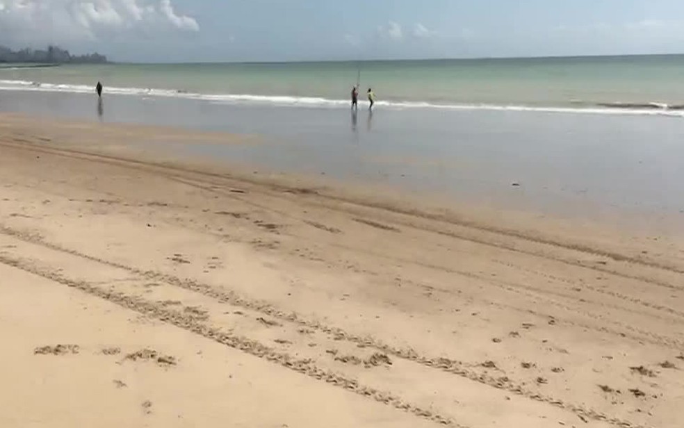 Fragmentos de óleo foram encontrados em mais praias de Jaboatão dos Guararapes, no Grande Recife, nesta sexta-feira (25) — Foto: Reprodução/TV Globo