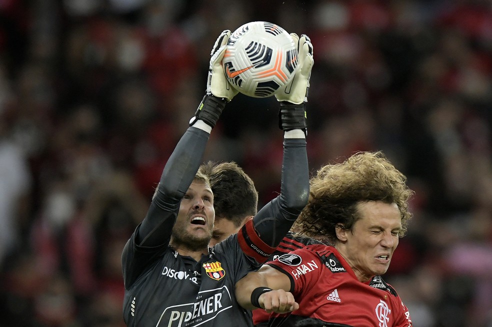 David Luiz em a&ccedil;&atilde;o contra o Barcelona: zagueiro fez boa estreia &mdash; Foto: Staff Images / Conmebol