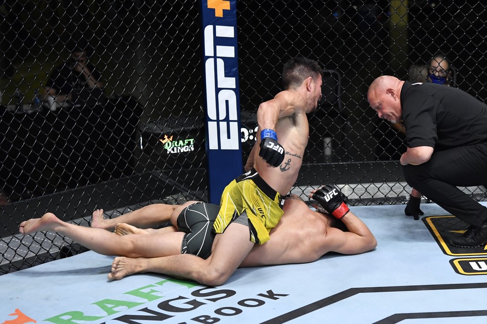 Felipe Cabocão golpeia Luke Sanders e pede ao árbitro que encerre a luta no UFC Reyes x Prochazka — Foto: Getty Images