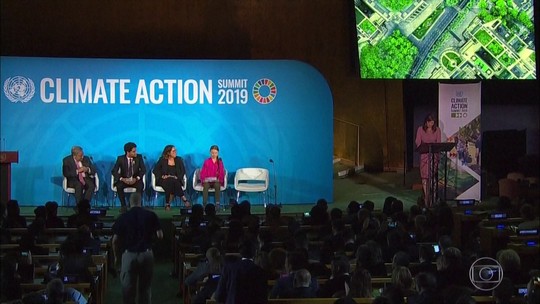 Macron lamenta ausência do Brasil em encontro sobre a Amazônia paralelo à cúpula do clima