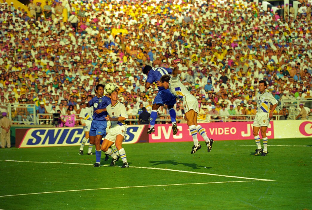 Romário marca de cabeça e garante a vitória brasileira sobre a Suécia na semifinal da Copa do Mundo de 1994