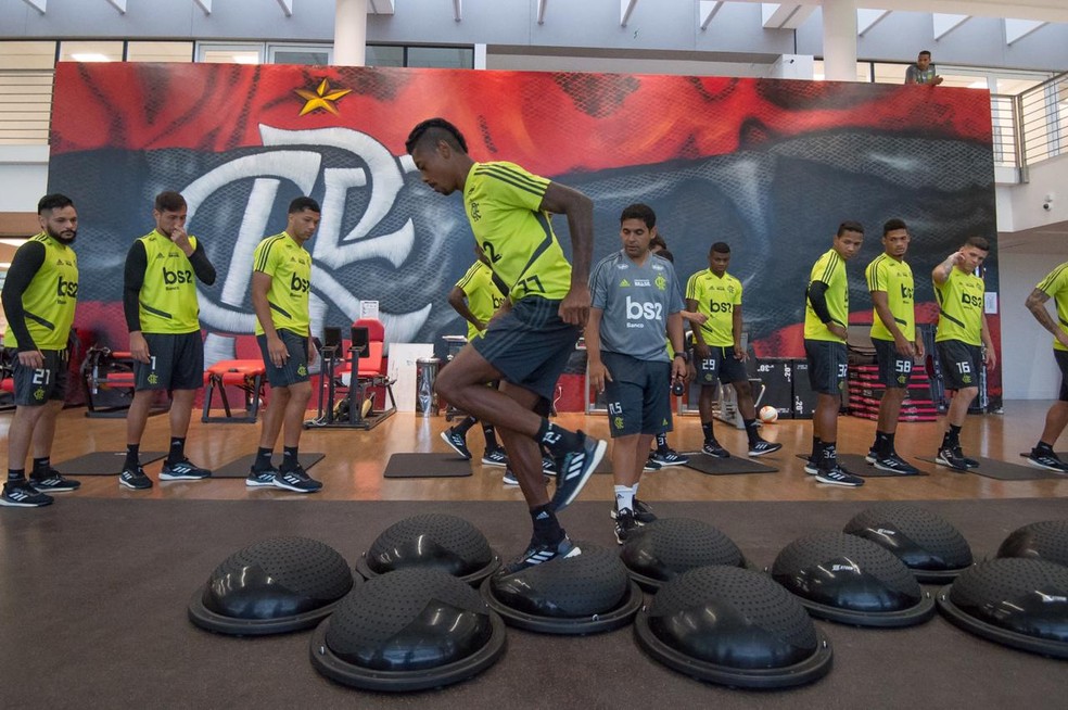 Bruno Henrique em treinamento na academia nesta sexta-feira — Foto: Alexandre Vidal / Flamengo