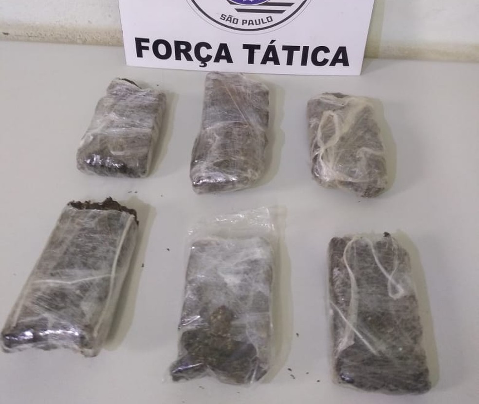 Seis tabletes de maconha foram localizados em mochila — Foto: Polícia Militar/Cedida